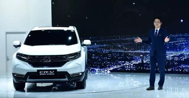 作為全球最暢銷的SUV， CR-V創(chuàng)造了無(wú)數(shù)個(gè)奇跡。撇開全球不說(shuō)，從2004年CR-V被引進(jìn)到中國(guó)市場(chǎng)以來(lái)，就開拓了城市SUV市場(chǎng)，開啟了國(guó)內(nèi)高品質(zhì)SUV生活潮流。進(jìn)取之路永不停止，就在此次上海車展期間，東風(fēng)本田CR-V也終于迎來(lái)了全新?lián)Q代，實(shí)現(xiàn)了從內(nèi)到外的全面革新。